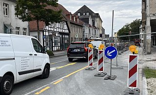 Auf der Hornschen Straße ist die äußere Fahrspur, die stadteinwärts direkt an der früheren Galerie "Hornsches Tor", entlang führt, gesperrt. - Jana Beckmann Auf der Hornschen Straße ist die äußere Fahrspur, die stadteinwärts direkt an der früheren Galerie "Hornsches Tor", entlang führt, gesperrt. - Jana Beckmann