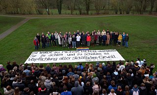 Auch Vertreterinnen und Vertreter aus Politik und Verwaltung sind bei der Plakataktion dabei. - Lorraine Brinkmann