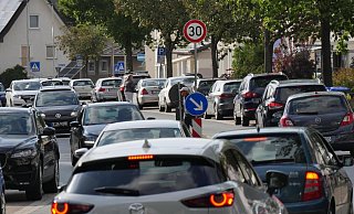 An der Friedrich-Ebert-Straße in Hiddesen staut sich der Verkehr. Tempo 30 ist Thema, doch in einer LZ-Umfrage wird deutlich, dass manche Beschränkungen für die Bürger schwer nachzuvollziehen sind. - Jost Wolf An der Friedrich-Ebert-Straße in Hiddesen staut sich der Verkehr. Tempo 30 ist Thema, doch in einer LZ-Umfrage wird deutlich, dass manche Beschränkungen für die Bürger schwer nachzuvollziehen sind. - Jost Wolf