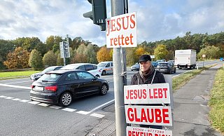 Der in Kasachstan geborene Johann Pauls (76) liebt seit 1992 in Deutschland. Er gehört einer Baptistengemeinde an und versucht, vorbeifahrende Autofahrer zum Glauben zu bekehren. Foto: Karin Prignitz - Karin Prignitz Der in Kasachstan geborene Johann Pauls (76) liebt seit 1992 in Deutschland. Er gehört einer Baptistengemeinde an und versucht, vorbeifahrende Autofahrer zum Glauben zu bekehren. Foto: Karin Prignitz - Karin Prignitz