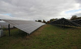 Solch eine Freiflächen-Photovoltaikanlage wie hier in Hörstmar möchte ABO Wind in Lage bauen - auf 70 Hektar Fläche, wenn es denn genehmigt wird. - Archivfoto: Katrin Kantelberg