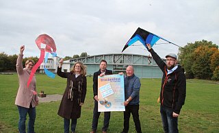 Drachenbändiger: (von links) Astrid Fiebig (Stadthallen-GmbH), Dörte Pieper (Fachbereich Kultur der Verwaltung), Bürgermeister Frank Hilker, Hans-Dieter Bormann (Luftsportverein) und Jörg Mortsieker (Stadthallen-GmbH) freuen sich auf viele Besucher am Sonntag - ob mit selbstgebauten (links) oder fertig gekauften Drachen. - Dieter Asbrock