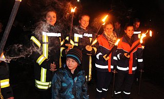 Das Hörster Dorffest steht bevor: Zum Auftakt findet ein Fackelzug für Kinder statt, die Fackelträger des Löschzugs Hörste sind auch wieder dabei. Die Verkehrssicherung muss allerdings die Polizei übernehmen. - Archivfoto: Udo Zantow