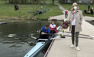 Taufpatin Sandra Schindler auf dem Steg; im Boot Jana Hüffmeier (hinten) und Gerrit Wiechers (vorne).  - RC Schieder