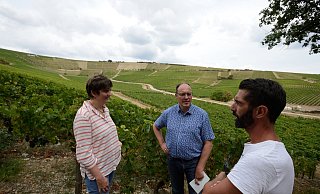 Andrea und Pierre-Louis Plat in den Weinbergen an der Loire, wo Pierre-Louis aufgewachsen ist. Das Bild stammt aus dem Jahr 2018. Demnächst reisen die Weinhändler wieder nach Frankreich. Den Kontakt zu den Winzern zu halten, sei wichtig. - Archivbild: Karl-Heinz Krull