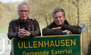 Cord-Henning Braband (li.) und sein Sohn Heiner wohnen auf Gut Ullenhausen; wenige Meter hinter dem Schild endet das Extertal. - Axel Bürger