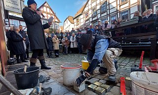 Während die Mitglieder der Vorbereitungsgruppe aus dem Leben der Familie Bachrach und des Lehrlings Willi Harf berichten, verlegt Künstler Gunter Demnig die Stolpersteine. - Michaela Weiße Während die Mitglieder der Vorbereitungsgruppe aus dem Leben der Familie Bachrach und des Lehrlings Willi Harf berichten, verlegt Künstler Gunter Demnig die Stolpersteine. - Michaela Weiße