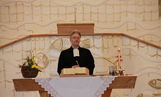 So kennen und lieben ihn seine Schiederaner Schäfchen. Doch nun verlässt Pastor Uwe Sundermann Schieder und geht nach Oerlinghausen. - Fotorechte: Uwe Sundermann So kennen und lieben ihn seine Schiederaner Schäfchen. Doch nun verlässt Pastor Uwe Sundermann Schieder und geht nach Oerlinghausen. - Fotorechte: Uwe Sundermann