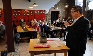 Landrat Dr. Axel Lehmann definiert im "Kesselhaus" vor großem Publikum die Erfolgsbedingungen der SPD Lemgo in ihrer 125jährigen Vereinsgeschichte. (Foto: Hajo Gärtner) - Hajo Gärtner