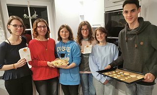 Kekse als Dankeschön: Die fleißigen Bäcker (von links) Luana Eicke (15), Laura Wratolis (16), Vivian Bartsch (16), Lena Wratolis (16), Jette Dietrich (16), Liam Eicke (15). Beteiligt war auch die hier nicht anwesende Ameleya Genth (15). Sie haben die Kekse am Martins-Abend an die Dorfbewohner verteilt. - Sylvia Frevert Kekse als Dankeschön: Die fleißigen Bäcker (von links) Luana Eicke (15), Laura Wratolis (16), Vivian Bartsch (16), Lena Wratolis (16), Jette Dietrich (16), Liam Eicke (15). Beteiligt war auch die hier nicht anwesende Ameleya Genth (15). Sie haben die Kekse am Martins-Abend an die Dorfbewohner verteilt. - Sylvia Frevert