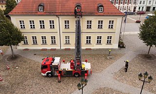 Drehleiter Angermünde am Rathaus Angermünde - Feuerwehr Lügde Drehleiter Angermünde am Rathaus Angermünde - Feuerwehr Lügde