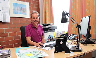 Harald Hengstler verabschiedet sich nach 31 Jahren an der Grundschule Am Habichtsberg in Langenholzhausen, davon zehn Jahre als Schulleiter, in den Ruhestand. - Nadine Uphoff Harald Hengstler verabschiedet sich nach 31 Jahren an der Grundschule Am Habichtsberg in Langenholzhausen, davon zehn Jahre als Schulleiter, in den Ruhestand. - Nadine Uphoff