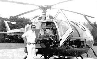 1978 posiert Ewald Eckert (l.) zusammen mit dem Piloten Siegfried Rasper vor Christoph 13. - Ewald Eckert 1978 posiert Ewald Eckert (l.) zusammen mit dem Piloten Siegfried Rasper vor Christoph 13. - Ewald Eckert