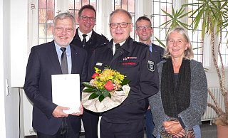 Vize und designierter Nachfolger: Lars-Uwe Brede, hier unter anderem mit dem ehemaligen Bürgermeister Reiner Austermann. - Archivfoto: Stadt Lemgo