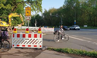 Das Foto illustriert die Gefahr: Viele Schüler ignorieren die Umleitung Richtung Willi-Hofmann-Straße und fahren über die Kreuzung zum Radweg auf der anderen Straßenseite. - Jost Wolf Das Foto illustriert die Gefahr: Viele Schüler ignorieren die Umleitung Richtung Willi-Hofmann-Straße und fahren über die Kreuzung zum Radweg auf der anderen Straßenseite. - Jost Wolf
