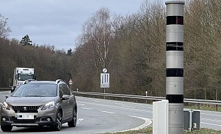 Der stationäre Blitzer an der B1, Abfahrt Leopoldstal, ist der neueste und einträglichste in ganz Lippe. Die Anlage ist auch die einzige, die in beide Richtungen Lasermessungen vornehmen kann. - Silke Buhrmester Der stationäre Blitzer an der B1, Abfahrt Leopoldstal, ist der neueste und einträglichste in ganz Lippe. Die Anlage ist auch die einzige, die in beide Richtungen Lasermessungen vornehmen kann. - Silke Buhrmester