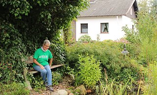 Renate Lüking genießt die Natur an ihrem Teich. - Raffael Giebel Renate Lüking genießt die Natur an ihrem Teich. - Raffael Giebel