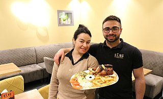 Samia Chaer und ihr Bruder Ibrahim mit einem gegrillten Hähnchen in ihrem Lokal "King Chicken Grill". - Alexandra Schaller