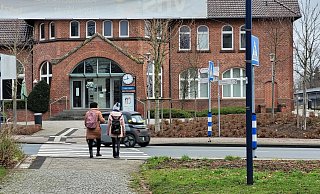 Am Bahnhof in Lage wird der Verkehr bereits mit Tempo 30 ausgebremst, jetzt soll das auf die gesamte Straße ausgedehnt werden. Die Verwaltung hat den Auftrag, Absprachen mit der Polizei zu treffen. - Astrid Sewing