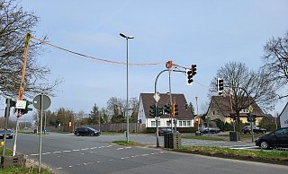 Die provisorische Ampelanlage an der Kreuzung Lockhauser Straße/Weinbergstraße regelt seit November den Verkehr. Wann die neue Ampel kommt, steht noch nicht fest. - Freya Köhring Die provisorische Ampelanlage an der Kreuzung Lockhauser Straße/Weinbergstraße regelt seit November den Verkehr. Wann die neue Ampel kommt, steht noch nicht fest. - Freya Köhring