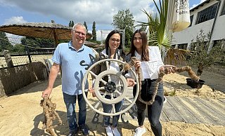 Peter Raupach (von links) mit Frau Branka und Tochter Angela auf dem "Salina Beach". Im Hintergrund ist schon das Gerüst für die LED-Anlage zu sehen. - Sven Kienscherf