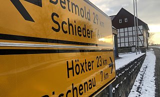 Am Oekerberg in Schwalenberg hat die Stadt Höxter nun ein ihr rechtmäßig zustehendes t auf dem Wegweiser erhalten. Allerdings: Das neue Höxter, das Höxer ersetzt, ist nur aufgeklebt. Ob das lange hält? - Silke Buhrmester Am Oekerberg in Schwalenberg hat die Stadt Höxter nun ein ihr rechtmäßig zustehendes t auf dem Wegweiser erhalten. Allerdings: Das neue Höxter, das Höxer ersetzt, ist nur aufgeklebt. Ob das lange hält? - Silke Buhrmester