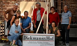 Bauen flexible Kulissen: Mitglieder des Theatervereins Hohenhausen mit B&uuml;hneninspektor Christoph Kreutzer. - Theaterverein Hohenhausen