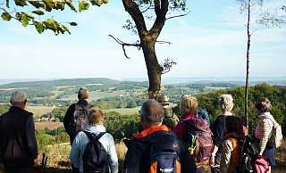Eine Impression im Herbst 2023: Wanderer am Bonstapel. - Lippe Tourismus & Marketing GmbH Eine Impression im Herbst 2023: Wanderer am Bonstapel. - Lippe Tourismus & Marketing GmbH