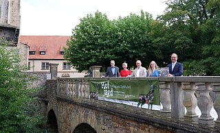 Dr. Heiner Borggrefe (Kurator, von links), Dr. Vera Lüpkes (Museumsdirektorin), Karl Banghard (Leiter Archäologisches Freilichtmuseum), Historikerin Lisa-Marie Bergann und Verbandsvorsteher Jörg Düning-Gast freuen sich auf viele Gäste in der Sonderausstellung im Weserrenaissance-Museum Schloss Brake. - Lorraine Brinkmann