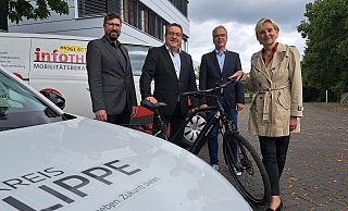 Beim Masterplan Mobilität arbeiten (von links) KVG-Geschäftsführer Achim Oberwöhrmeier, Landrat Dr. Axel Lehmann, Thomas Hilker (stellvertretender Leiter Eigenbetrieb Straßen) und Verwaltungsvorstand Dr. Ute Röder eng zusammen. - Carolin Brokmann-Förster Beim Masterplan Mobilität arbeiten (von links) KVG-Geschäftsführer Achim Oberwöhrmeier, Landrat Dr. Axel Lehmann, Thomas Hilker (stellvertretender Leiter Eigenbetrieb Straßen) und Verwaltungsvorstand Dr. Ute Röder eng zusammen. - Carolin Brokmann-Förster