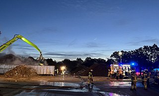 Bei einem Entsorgungsunternehmen an der Ehlenbrucherstraße hat es einen kleinen Brand im Freien gegeben. - Feuerwehr Lage