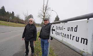 Die Sozialdemokraten Günther Borchard (links) und Thorsten Klatt van Eupen hoffen, dass die Tempo-30-Zone auf dem Feldeggerser Weg erweitert wird. Nicht zuletzt, weil viele Kinder in Richtung Schul- und Sportzentrum unterwegs sind. - Michaela Weiße Die Sozialdemokraten Günther Borchard (links) und Thorsten Klatt van Eupen hoffen, dass die Tempo-30-Zone auf dem Feldeggerser Weg erweitert wird. Nicht zuletzt, weil viele Kinder in Richtung Schul- und Sportzentrum unterwegs sind. - Michaela Weiße