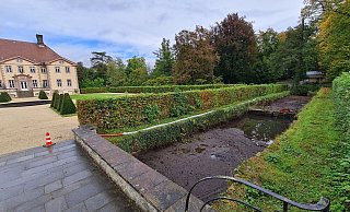 Die Gräfte im barocken Schlossgarten ist bereits weitgehend trockengelegt. Doch bis die Bagger anrücken können, muss das Wetter stabil sein. - Marianne Schwarzer