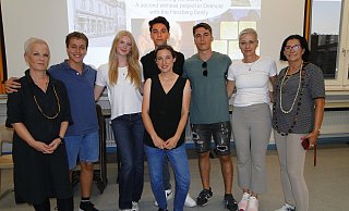 Diskutierten über die Möglichkeit, die Erinnerung an den Holocaust an die nachfolgende Generation zu übermitteln (von links): Gudrun Mitschke-Buchholz, Itay Rosiner, Amy Watson, Kristina Panchyrz, Jean Almohammad, Itai Hagai, Deganite Caspi Rozin und Sara Zehavi. - Hajo Gärtner Diskutierten über die Möglichkeit, die Erinnerung an den Holocaust an die nachfolgende Generation zu übermitteln (von links): Gudrun Mitschke-Buchholz, Itay Rosiner, Amy Watson, Kristina Panchyrz, Jean Almohammad, Itai Hagai, Deganite Caspi Rozin und Sara Zehavi. - Hajo Gärtner