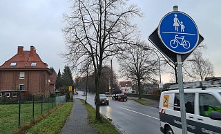 Radfahrer, die von Lemgo kommen, werden in Dörentrup zunächst auf der linken Seite der Fahrbahn geführt und sollen dann eine Verkehrsinsel zur Querung nutzen. Für die Beschilderung gibt es nach Ansicht der Grünen aber Nachbesserungsbedarf. - Nadine Uphoff Radfahrer, die von Lemgo kommen, werden in Dörentrup zunächst auf der linken Seite der Fahrbahn geführt und sollen dann eine Verkehrsinsel zur Querung nutzen. Für die Beschilderung gibt es nach Ansicht der Grünen aber Nachbesserungsbedarf. - Nadine Uphoff