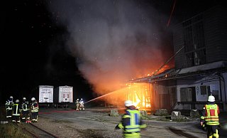 Die Lagerhalle in der Bad Salzufler Ladestraße steht am 20. September 2023 in Flammen. Die Feuerwehr Bad Salzuflen ist mit vielen Kräften vor Ort und kann ein Übergreifen auf angrenzende Gebäudeteile verhindern. - Daniel Hobein/Feuerwehr Bad Salzuflen