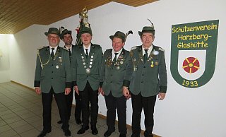 Oberst Hartmut Rissiek, Dennis Steinmeier (Fahnenabordnung), Malte Wiehemeier, Jörg Wagner und Major Ralf Wiehemeier. - Schützenverein Harzberg-Glashütte Oberst Hartmut Rissiek, Dennis Steinmeier (Fahnenabordnung), Malte Wiehemeier, Jörg Wagner und Major Ralf Wiehemeier. - Schützenverein Harzberg-Glashütte