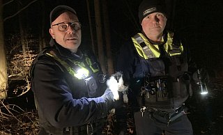 Die beiden Mitarbeiter des Detmolder Ordnungsamtes, Peter Schulze (links) und Lotahr Behlig, retteten Samstagabend das ausgesetzte Kaninchen. - LZ