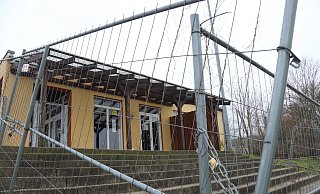 Vandalismus ist ein Problem an verschiedenen Stellen in Leopoldshöhe. Daher wurde zur Sicherheit bereits das Vereinsheim eingezäunt. Foto: Birgit Guhlke - Birgit Guhlke/Neue Westfälische Vandalismus ist ein Problem an verschiedenen Stellen in Leopoldshöhe. Daher wurde zur Sicherheit bereits das Vereinsheim eingezäunt. Foto: Birgit Guhlke - Birgit Guhlke/Neue Westfälische