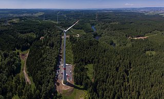 Nahe Kassel drehen sich neun Windkraftanlagen im Forst. Die Städtischen Werke Kassel sehen große Ähnlichkeiten zu den Gegebenheiten auf der Gauseköte. - Städtische Werke Kassel