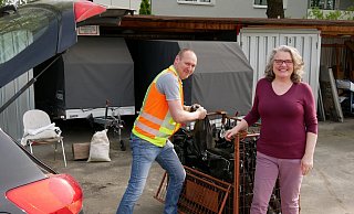 Tolle Aktion: Jan Runte vom Stadtteam Stadtentwässerung und Wasserwirtschaft hilft Bettina Oeynhausen-Ezeokoli, ihren Wagen mit Sandsäcken zu beladen. - Thomas Krügler