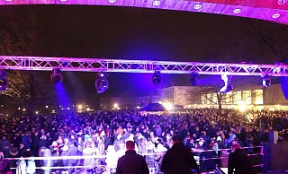 So voll war es Silvester 2019 vor der Konzertmuschel im Kurpark. Nach zwei Jahren Zwangspause stehen am Silvesterabend hier wieder DJ's auf der Bühne, um die Gäste zu unternalten. - Stadtmarketing Bad Salzuflen
