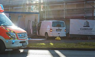 Auf der Lockhauser Straße ist ein Transporter von der Straße abgekommen und in einen Baucontainer gefahren. - Freitag TV Auf der Lockhauser Straße ist ein Transporter von der Straße abgekommen und in einen Baucontainer gefahren. - Freitag TV