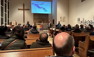 Bürgermeister Dirk Tolkemitt erklärt in der voll besetzten Kirche in Retzen die Maßnahmen der Stadt zum Starkregen. - Sven Kienscherf