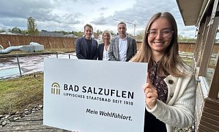 Melina Wagner (vorne) von der Agentur "Remy & Remy" zeigte bei der Vorstellung das neue Logo. Im Hintergrund (von links) Felix Remy von der Agentur, Kämmerin Melanie Kohring und Bürgermeister Dirk Tolkemitt. - Alexandra Schaller Melina Wagner (vorne) von der Agentur "Remy & Remy" zeigte bei der Vorstellung das neue Logo. Im Hintergrund (von links) Felix Remy von der Agentur, Kämmerin Melanie Kohring und Bürgermeister Dirk Tolkemitt. - Alexandra Schaller
