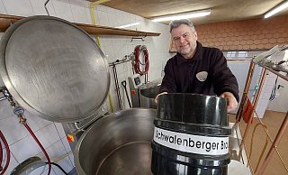 Frank Ehlert, Gründungsmitglied der Schwalenberger Brauzunft, gibt einen Einblick in das Brauhaus. Etwa alle sechs Wochen wird dort Bier gebraut. - Michaela Weiße