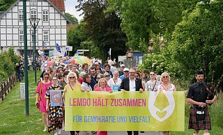 Rund 400 Demonstranten setzen beim Europa-Walk auf dem Wall ein Zeichen für Demokratie, Toleranz und Vielfalt. - Thomas Krügler