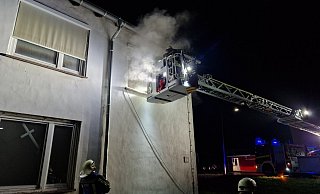 Feuerwehrleute aus Oerlinghausen retteten um Hilfe schreiende Bewohner mit der Drehleiter aus dem ersten Obergeschoss. - Tim Freitag