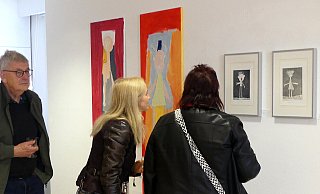Interessante Exponate in der Ausstellung verleiteten zu intensiver Betrachtung und zu angeregten Gesprächen. - Rudi Rudolph