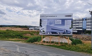 Auf dem Bauplakat zeigt sich bereits, wie es mal aussehen soll, und im Hintergrund haben die Bagger bereits eine Fläche für das neue Logistikzentrum freigeräumt, wo vor einigen Wochen noch ein Hügel war. - Marianne Schwarzer Auf dem Bauplakat zeigt sich bereits, wie es mal aussehen soll, und im Hintergrund haben die Bagger bereits eine Fläche für das neue Logistikzentrum freigeräumt, wo vor einigen Wochen noch ein Hügel war. - Marianne Schwarzer